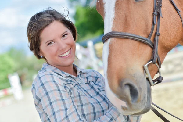 Frau mit Pferd — Stockfoto