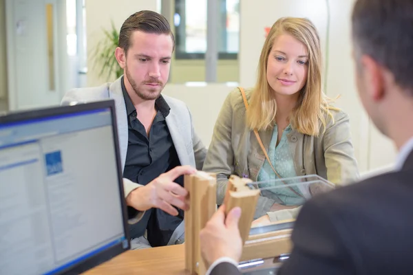 Clientes en la oficina — Foto de Stock