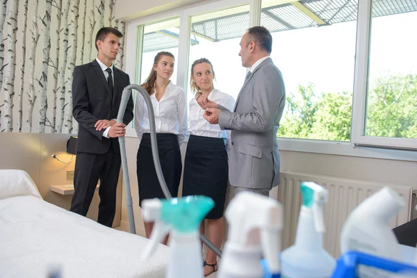 Hotel schoonmaak team praten met toezichthouder — Stockfoto