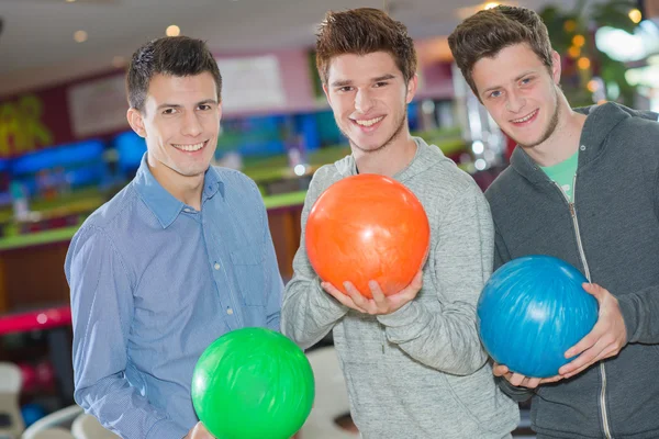 Three men with bowling balls — Stock Photo, Image