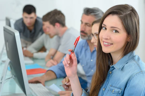 Jonge vrouw in de klas — Stockfoto