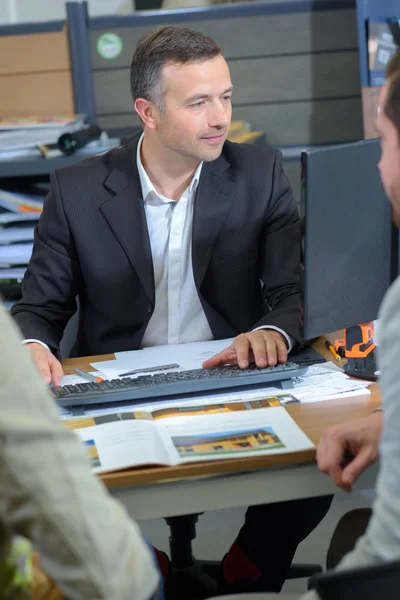 Verkoper in gesprek met paar — Stockfoto