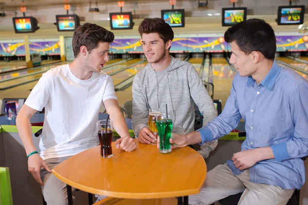 Bowling merkezi dışarı asılı — Stok fotoğraf