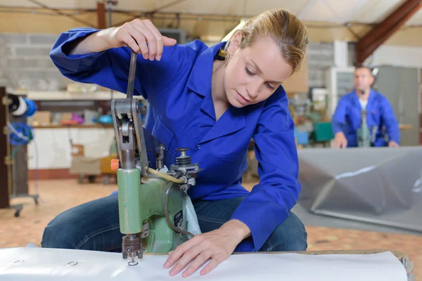 Usando um puncher industrial — Fotografia de Stock