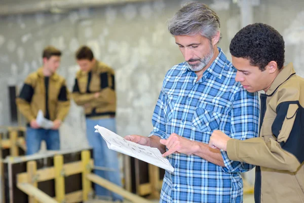 Homens olhando para o design — Fotografia de Stock