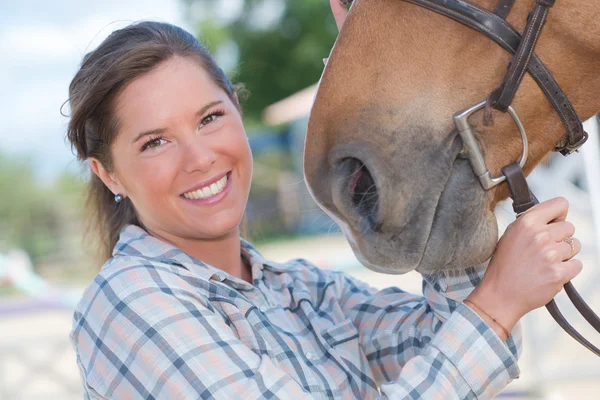 Vrouw en paard en vrouw — Stockfoto