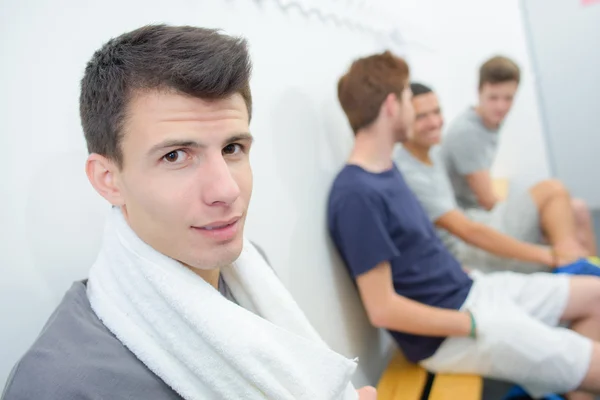 Hombres en el vestuario — Foto de Stock