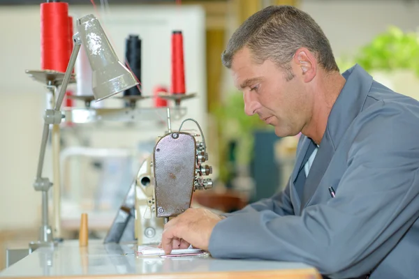 Trabajar con máquina de coser —  Fotos de Stock