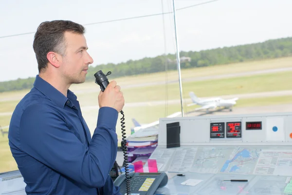 Hombre en torre de control hablando en micrófono —  Fotos de Stock
