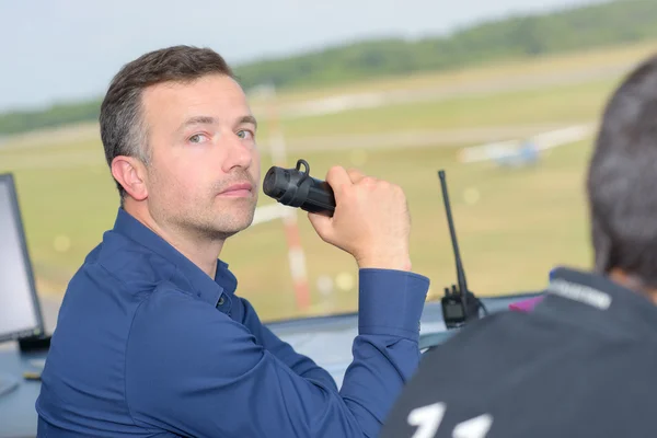 Uomo nella torre di controllo che parla in ricevitore radio — Foto Stock