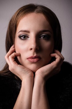 Kameraya bakarak düşünceli genç kadın