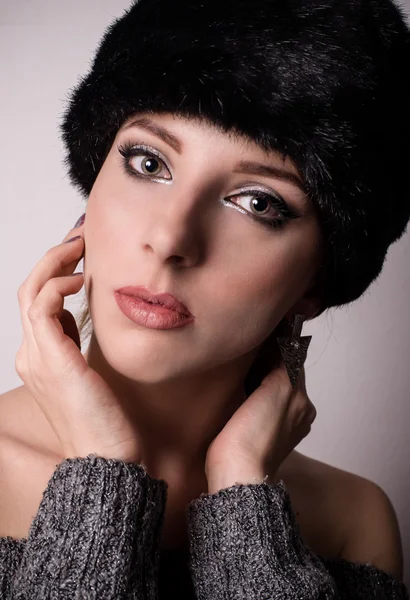 Kış kürk şapka içinde genç ve güzel kadın — Stok fotoğraf