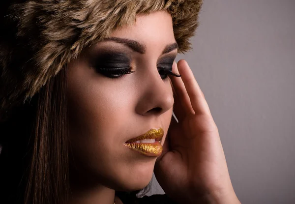 Pretty young woman displaying her eye makeup — Stock Photo, Image