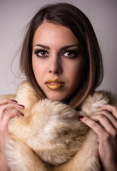 Attractive young woman wearing winter fur fashion — Stock Photo, Image