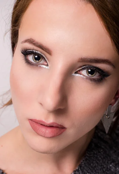 Portrait de beauté d'une jeune femme aux yeux gris — Photo