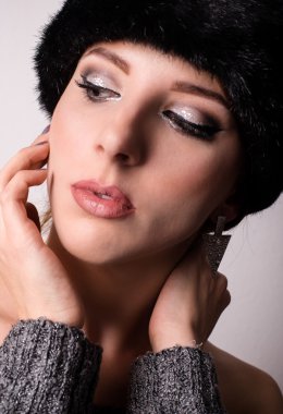 Aşağı bakıyor kürklü şapka ile muhteşem bir kadın