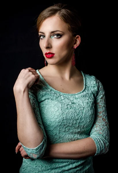 Mooie jonge vrouw poseren in Mint groene jurk — Stockfoto