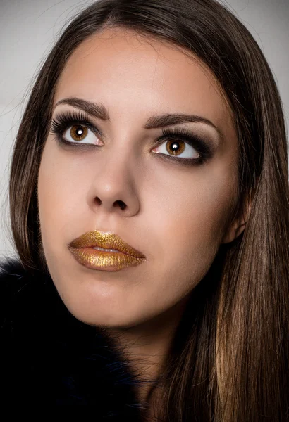 Piuttosto lungo capelli donna con labbra d'oro guardando verso l'alto — Foto Stock