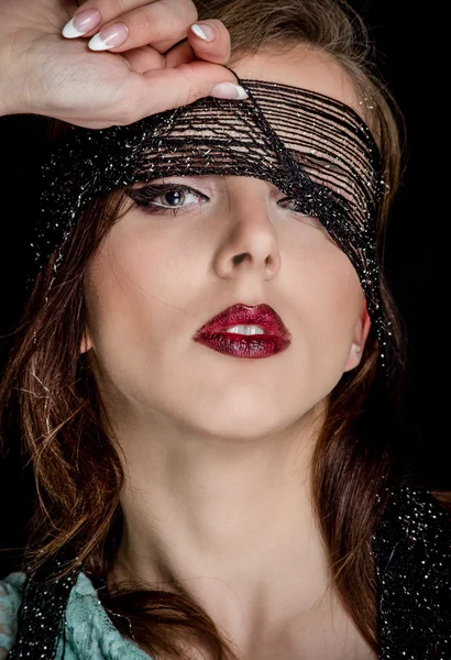 Πανέμορφη γυναίκα πρόσωπο μακιγιάζ με μαύρο δίχτυ Εικόνα Αρχείου