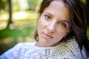 Baş ve omuz çekim Park'ta güzel bir kadın