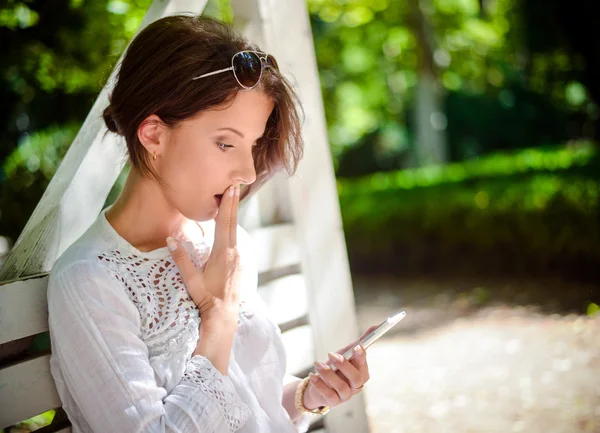 Femme qui se fait choquer par un message reçu au téléphone — Photo