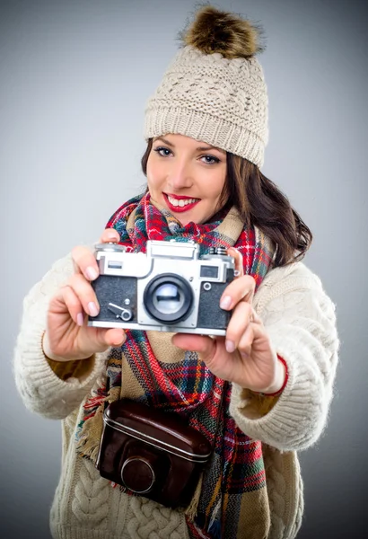빈티지 카메라와 함께 웃는 여성 사진 작가 — 스톡 사진