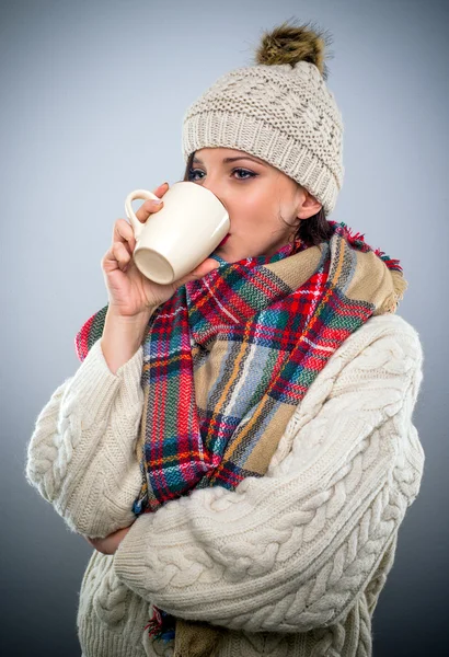 Junge Frau genießt einen Becher heißen Kaffee — Stockfoto