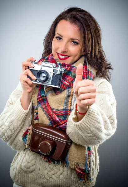 Leende glada kvinnlig fotograf — Stockfoto