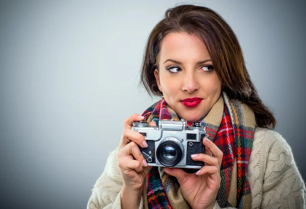 Femme attrayante avec une caméra rétro — Photo