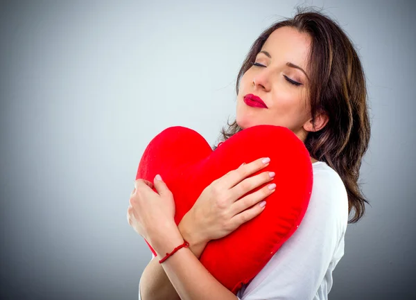 Bir kalp ile romantik duygusal kadın