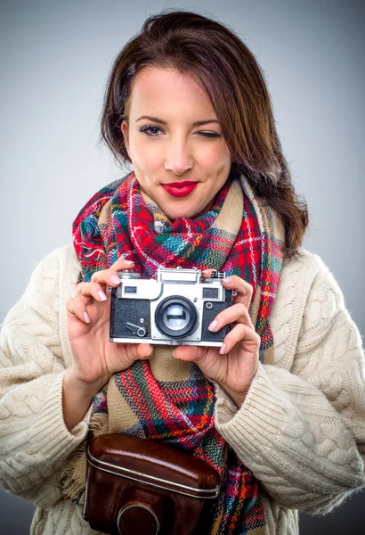 Jeune femme avec caméra vintage — Photo