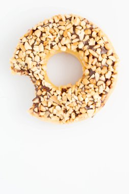 Üstten Görünüm fındık çörek bir ısırık eksik ile sırlı