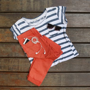 Cep telefonu ile basit yaz kıyafeti