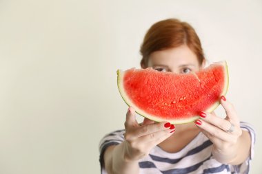 Dilim karpuz ile genç kadın