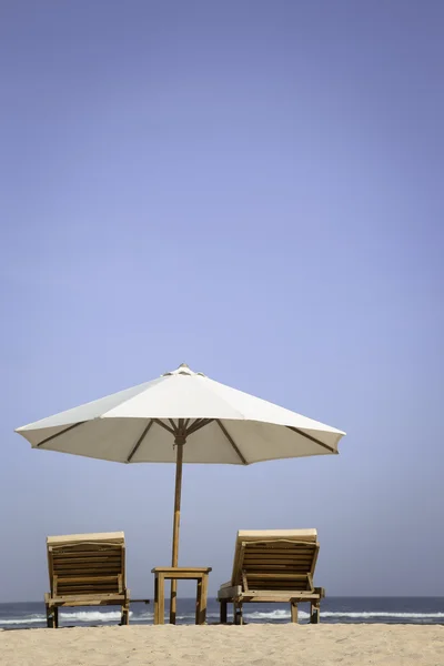 Paisagem de praia tropical com guarda-sol e cadeiras — Fotografia de Stock