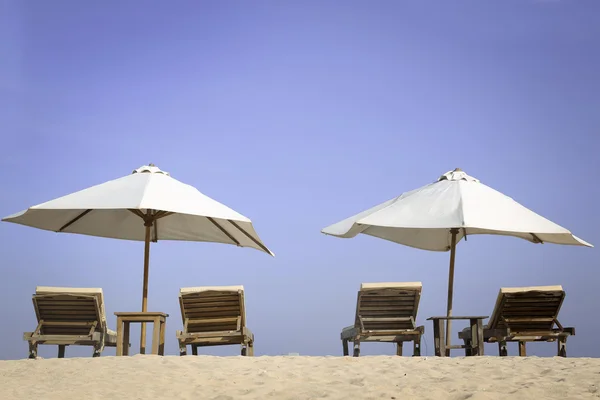 与白色遮阳伞和椅子的热带海滨风光 — 图库照片