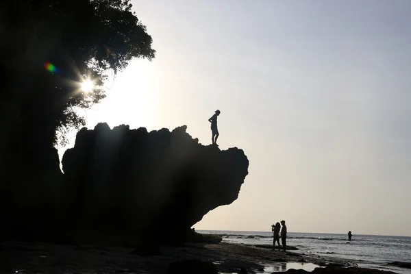 Silhouettes sur la plage, heure du soir — Photo