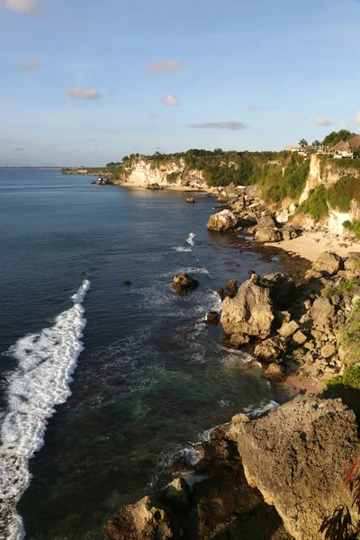 Vista panoramica di bellissima scogliera enorme e mare — Foto Stock