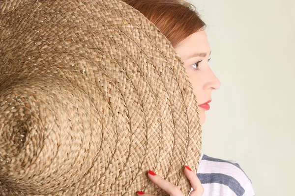 Vue latérale de la jeune femme avec un grand chapeau de paille — Photo