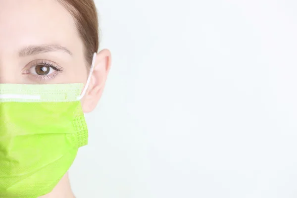 Portret van de jonge vrouw chirurgisch masker te dragen — Stockfoto