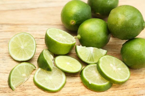 Top view of limes on the wooden board — Stock Photo, Image