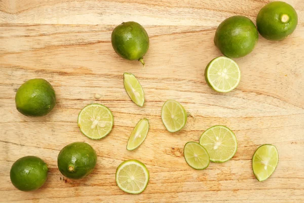 Top view of limes on the wooden board — Stock Photo, Image