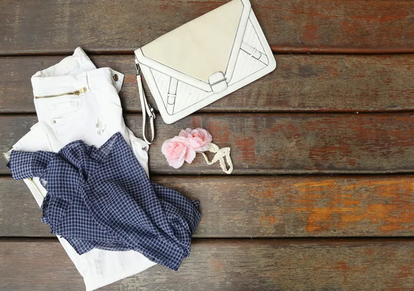 Traje de mujer azul y blanco en tablones de madera — Foto de Stock