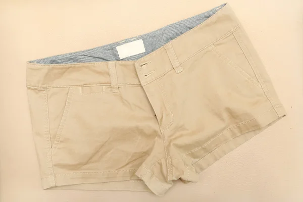 Pantalones cortos chinos beige sobre el mismo fondo de color —  Fotos de Stock