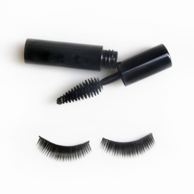 Sahte kirpikleri ve siyah rimel beyaz izole