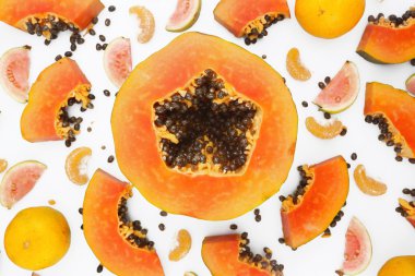 Meyve arka plan - papaya ve beyaz arka plan üzerinde mandarine