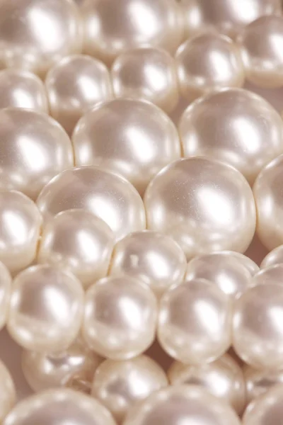Haufen Perlen auf weißem Hintergrund — Stockfoto