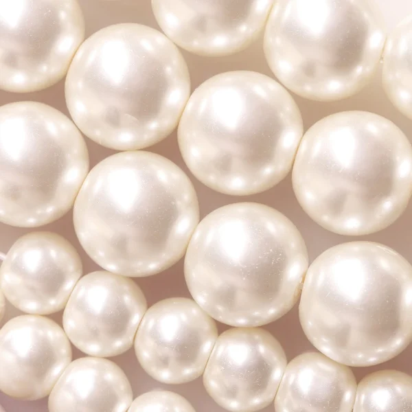 Montón de perlas sobre el fondo blanco — Foto de Stock