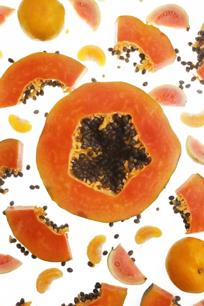 Fruit background - papaya and mandarine on white background — Stock Photo, Image