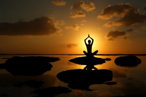 Silhueta de mulher praticando Yoga — Fotografia de Stock